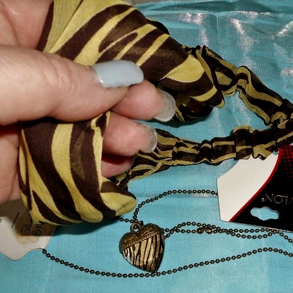 Lot of 2: Revlon Hair Band & Animal Print Heart Pendant - Picture 2 of 11